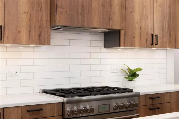 À qui faire appel pour installer une cuisine tout équipée en chêne massif dans une maison de vacances ?, Saint-Jory, SILEDO