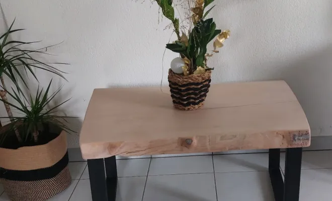 Ébéniste pour création de tables, Saint-Jory, SILEDO vous propose Table basse style industriel avec plateau en bois brut de hêtre  Cette table basse incarne l'alliance parfaite entre le charme rustique et l'élégance industrielle. Son plateau en bois brut de hêtre est soigneusement sélectionné pour sa qualité, avec une finition qui met en valeur sa texture naturelle et ses veines distinctives. Le bois est bien travaillé, poncé avec subtilité pour révéler ses imperfections et son authenticité, tout en étant t